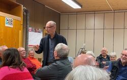 Bruddeln mit Roman Mangold war beim Mundartstammtisch des Albvereins Eningen angesagt.  FOTO: VEREIN