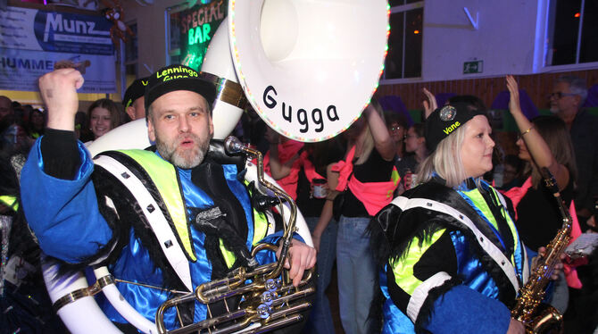 Volles Haus in der Engstinger Turn- und Festhalle: Das Geburtstags-Ramba Zamba der Albra-Gugga kam beim Publikum bestens an. F Volles Haus in der Engstinger Turn- und Festhalle: Das Geburtstags-Ramba Zamba der Albra-Gugga kam beim Publikum bestens an. F