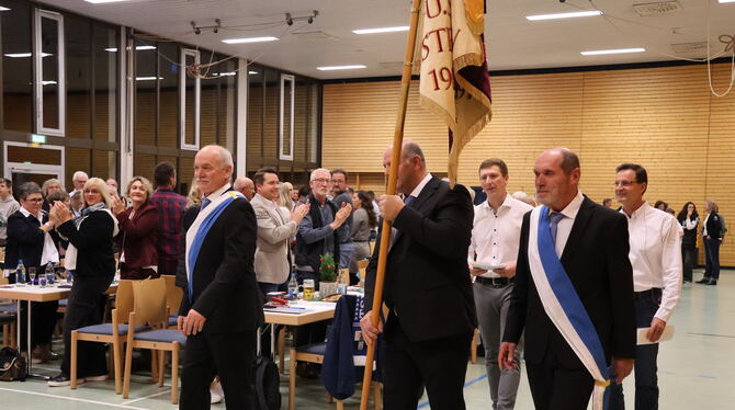 Großer Einmarsch mit der Vereinsfahne, getragen von Michael Hanker, links daneben Günther Heinzelmann und rechts Karl-Heinz Schm