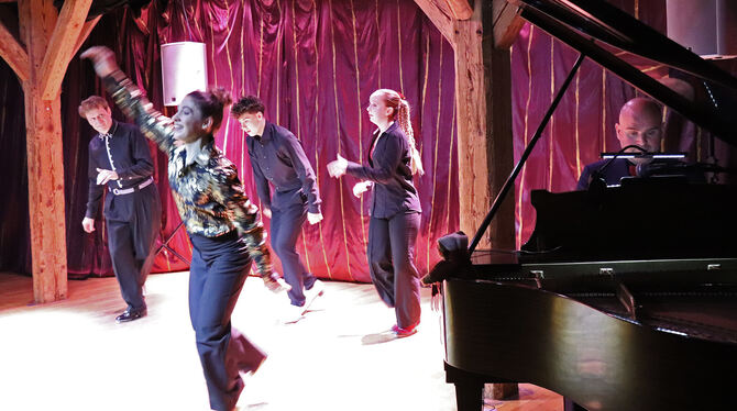 Bernd Paffrath, Kira von Kayser, Julian von der Heyden und Zoa Leichtle (von links)  steppten zur Klaviermusik von David Stanley