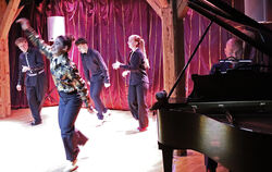 Bernd Paffrath, Kira von Kayser, Julian von der Heyden und Zoa Leichtle (von links)  steppten zur Klaviermusik von David Stanley