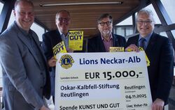 Kurt Meyer, Leiter des Amts für Schulen, Jugend und Sport, Eckhard Raisch, Vorsitzender des Lions Clubs Neckar-Alb, Galerist Wil