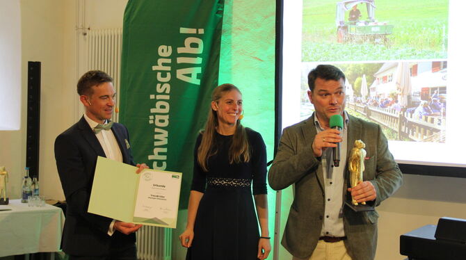 Daniel Tress (rechts) nimmt den Löwenmensch von Tobias Klöpf und Jana Große Hohkamp entgegen.