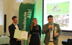 Daniel Tress (rechts) nimmt den Löwenmensch von Tobias Klöpf und Jana Große Hohkamp entgegen.