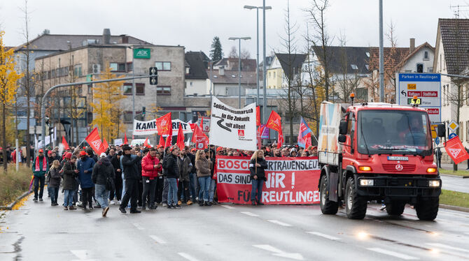 Bosch Demo Nach einer Betriebsversammlung zogen rund 1.000 Bosch-Beschäftigte und Unterstützer in einem Demonstrationszug von der Stadthall