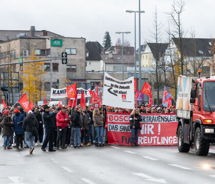 Nach einer Betriebsversammlung zogen rund 1.000 Bosch-Beschäftigte und Unterstützer in einem Demonstrationszug von der Stadthall