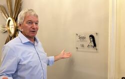 Florian Ellmenreich verweist auf den prominentesten Gast im Hotel Adria: Die österreichische Kaierin Sissi kam einst zum Tee tri