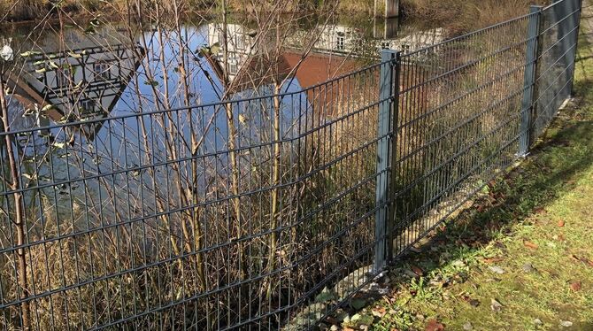 Ein Teil der Bernlocher Hüle ist aus Sicherheitsgründen eingezäunt. Hintergrund ist ein tragisches Unglück, das sich vor einigen