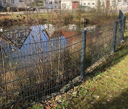 Ein Teil der Bernlocher Hüle ist aus Sicherheitsgründen eingezäunt. Hintergrund ist ein tragisches Unglück, das sich vor einigen