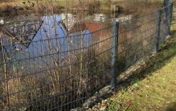 Ein Teil der Bernlocher Hüle ist aus Sicherheitsgründen eingezäunt. Hintergrund ist ein tragisches Unglück, das sich vor einigen
