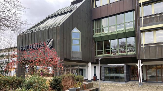 Rathaus Mössingen Im Mössinger Rathaus stellte Oberbürgermeister Michael Bulander zusammen mit Kämmerin Heidrun Bernhard und Stadtwerke-Leiter Jus