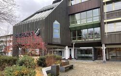 Im Mössinger Rathaus stellte Oberbürgermeister Michael Bulander zusammen mit Kämmerin Heidrun Bernhard und Stadtwerke-Leiter Jus