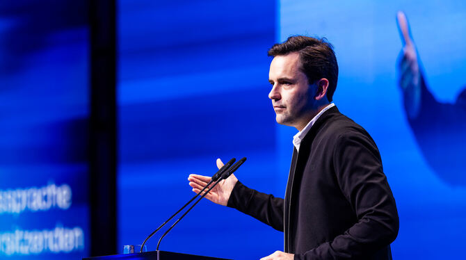 Johannes Winkel (CDU), Bundesvorsitzender der Jungen Union (JU), wirft Bundeskanzler Friedrich Merz (CDU) bei der Reform der So