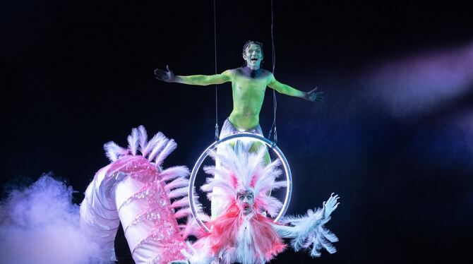 Simon Löcker, Marco Massafra, Michael Ende, Die unendliche Geschichte, Schauspiel Stuttgart Simon Löcker als Atréju und Marco Massafra als Glücksdrache Fuchur in »Die unendliche Geschichte« im Schauspielhaus Stuttgart.