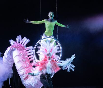 Simon Löcker als Atréju und Marco Massafra als Glücksdrache Fuchur in »Die unendliche Geschichte« im Schauspielhaus Stuttgart.