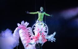 Simon Löcker als Atréju und Marco Massafra als Glücksdrache Fuchur in »Die unendliche Geschichte« im Schauspielhaus Stuttgart.