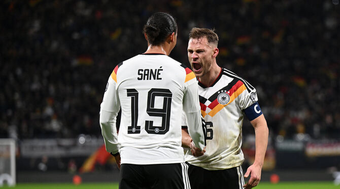 Joshua Kimmich (rechts) jubelt mit Doppeltorschütze Leroy Sané. FOTO: MICHAEL/DPA Joshua Kimmich (rechts) jubelt mit Doppeltorschütze Leroy Sané. FOTO: MICHAEL/DPA