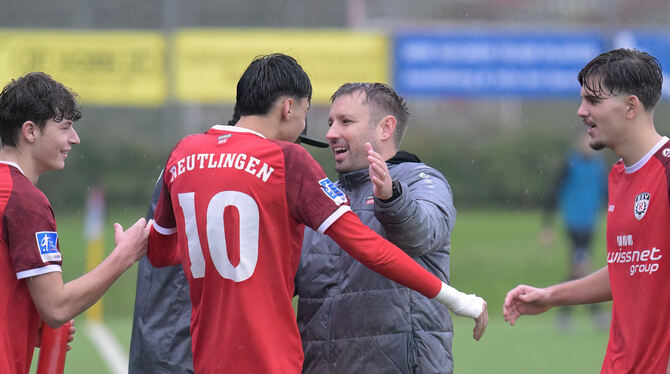 SSV-A-Junioren-Trainer Maik Stingel feiert mit dem Torschützen zum 1:0, Elia Borgia, den ersten Saisonsieg. FOTO: BAUR SSV-A-Junioren-Trainer Maik Stingel feiert mit dem Torschützen zum 1:0, Elia Borgia, den ersten Saisonsieg. FOTO: BAUR