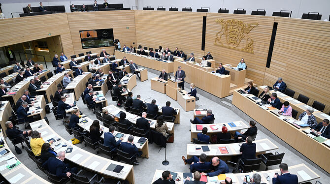 Blick in den Plenarsaal des Landtags von Baden-Württemberg: Am 8. März 2026 wird gewählt, Parteien nominieren Direktkandidaten u