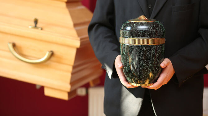 Urne oder Sarg? Das ist nur eine von vielen Entscheidungen, die man für eine Beerdigung treffen muss. Einfacher wird es für die