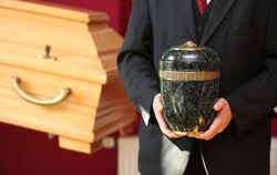 Urne oder Sarg? Das ist nur eine von vielen Entscheidungen, die man für eine Beerdigung treffen muss. Einfacher wird es für die