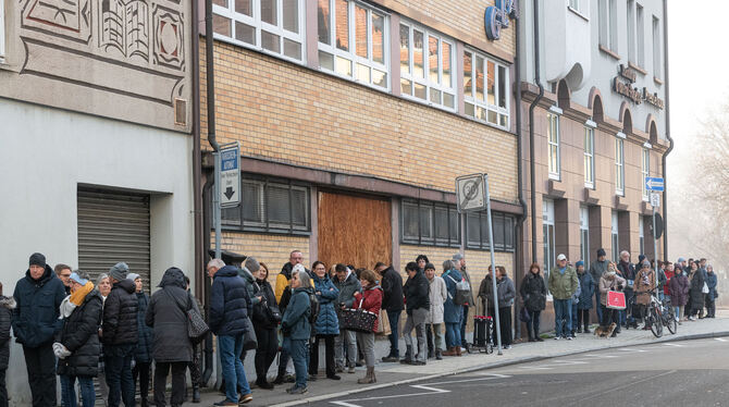 Zum Verkaufsstart bildete sich eine lange Schlange.