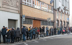 Zum Verkaufsstart bildete sich eine lange Schlange.