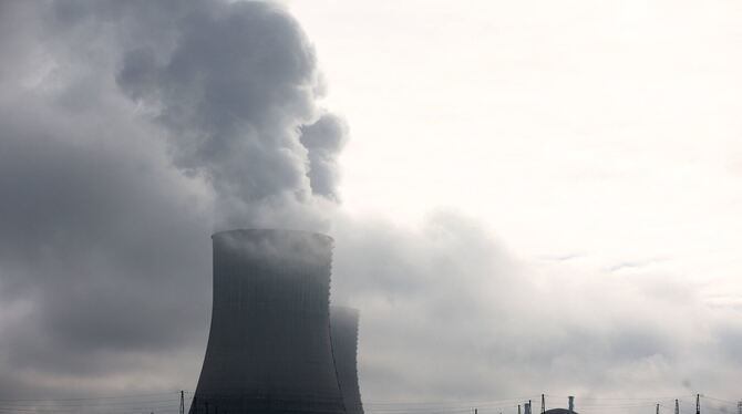 Wohin mit dem radioaktiven Müll? Darum geht es im Roman von Hélène Laurain. Zwei Kühltürme des Kernkraftwerks bei Civaux in Zent