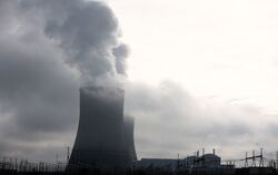 Wohin mit dem radioaktiven Müll? Darum geht es im Roman von Hélène Laurain. Zwei Kühltürme des Kernkraftwerks bei Civaux in Zent