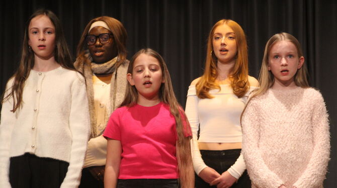 Diese fünf Sängerinnen gehörten der Mischung aus Musikschulchor und Gesangsensemble an. Sie sangen "Ich wollte nie erwachsen sei