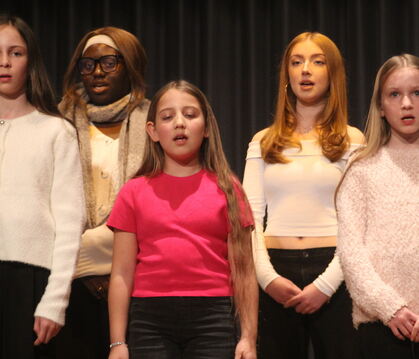 Diese fünf Sängerinnen gehörten der Mischung aus Musikschulchor und Gesangsensemble an. Sie sangen "Ich wollte nie erwachsen sei