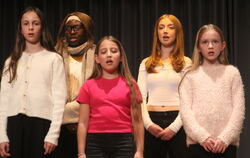 Diese fünf Sängerinnen gehörten der Mischung aus Musikschulchor und Gesangsensemble an. Sie sangen "Ich wollte nie erwachsen sei