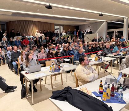 Rund 150 Zuschauerinnen und Zuschauer hat es zur Trassenentscheidung in das Kulturhaus Klosterkirche gezogen.