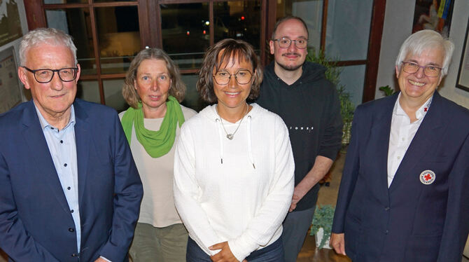 Blutspenderehrung in Gomadingen: Bürgermeister Klemens Betz (links) und DRK-Mitarbeiterin Marianne Jörg (rechts) mit den Geehrte