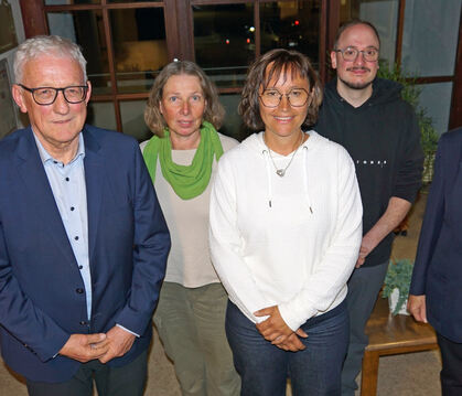 Blutspenderehrung in Gomadingen: Bürgermeister Klemens Betz (links) und DRK-Mitarbeiterin Marianne Jörg (rechts) mit den Geehrte