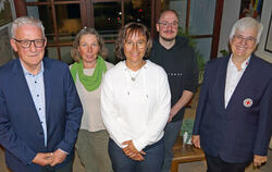 Blutspenderehrung in Gomadingen: Bürgermeister Klemens Betz (links) und DRK-Mitarbeiterin Marianne Jörg (rechts) mit den Geehrte