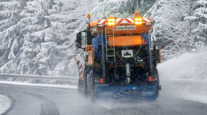 Die Kommunalen Servicebetriebe kümmern sich ums Streuen.  FOTO: MÄRZ/DPA