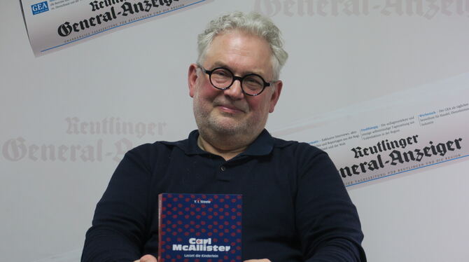 walther stonet gea-redaktion krimi y. i. steele Walther Stonet mit dem von ihm herausgebrachten Carl-McAllister-Krimi »Lasset die Kinderlein« beim Besuch in der GEA-Redaktion.