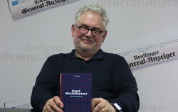 Walther Stonet mit dem von ihm herausgebrachten Carl-McAllister-Krimi  »Lasset die Kinderlein« beim Besuch in der GEA-Redaktion.