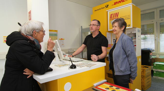 Frohe Gesichter vor und hinter dem Tresen: Heide Giebeler (links) kauft in der noch neuen Postfiliale in der GEA-Geschäftsstelle