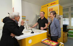 Frohe Gesichter vor und hinter dem Tresen: Heide Giebeler (links) kauft in der noch neuen Postfiliale in der GEA-Geschäftsstelle