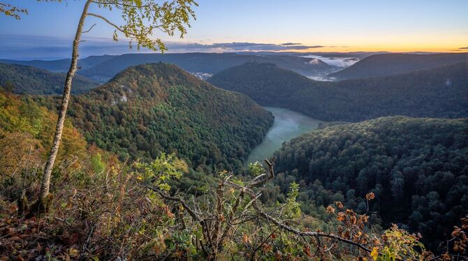 Das Ermstal von der Traufkante aus gesehen: Der Blick vom Rutschenfelsen ist eines der Motive, die es in den Kalender geschafft