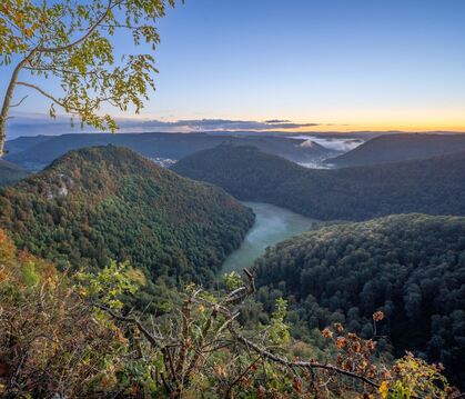 Das Ermstal von der Traufkante aus gesehen: Der Blick vom Rutschenfelsen ist eines der Motive, die es in den Kalender geschafft