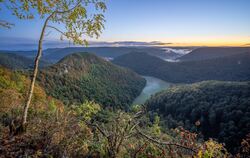 Das Ermstal von der Traufkante aus gesehen: Der Blick vom Rutschenfelsen ist eines der Motive, die es in den Kalender geschafft