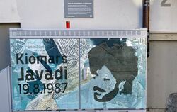 Zum Gedenken an Kiomars Javadi Tötung hängt eine Gedenktafel in der Wöhrdstraße 2 in Tübingen.