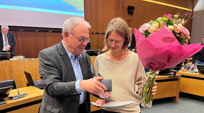 Anerkennende Worte und ein riesiger Blumenstrauß: OB Thomas Keck verabschiedete SPD-Rätin Silke Bayer, die lange auch seine Frak