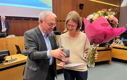 Anerkennende Worte und ein riesiger Blumenstrauß: OB Thomas Keck verabschiedete SPD-Rätin Silke Bayer, die lange auch seine Frak