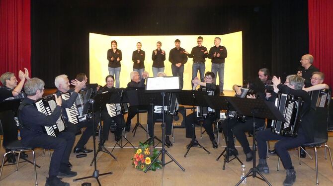 Die Akkordeonfreunde Pliezhausen und die Huggendubbels haben gemeinsam in der Gemeindehalle ein Konzert gegeben. FOTO: SANDER