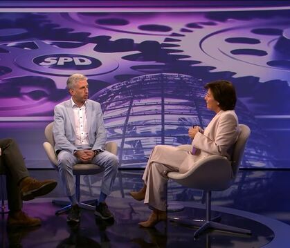 Tübingens Oberbürgermeister Boris Palmer (Mitte) und der Juso-Vorsitzende Philipp Türmer (links) haben sich bei Sandra Maischber