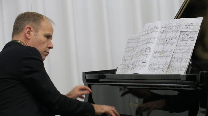 Spielte sich stoisch durch Boulez' vertrackte Partituren: Pianist Michael Wendeberg in den Wandel-Hallen.